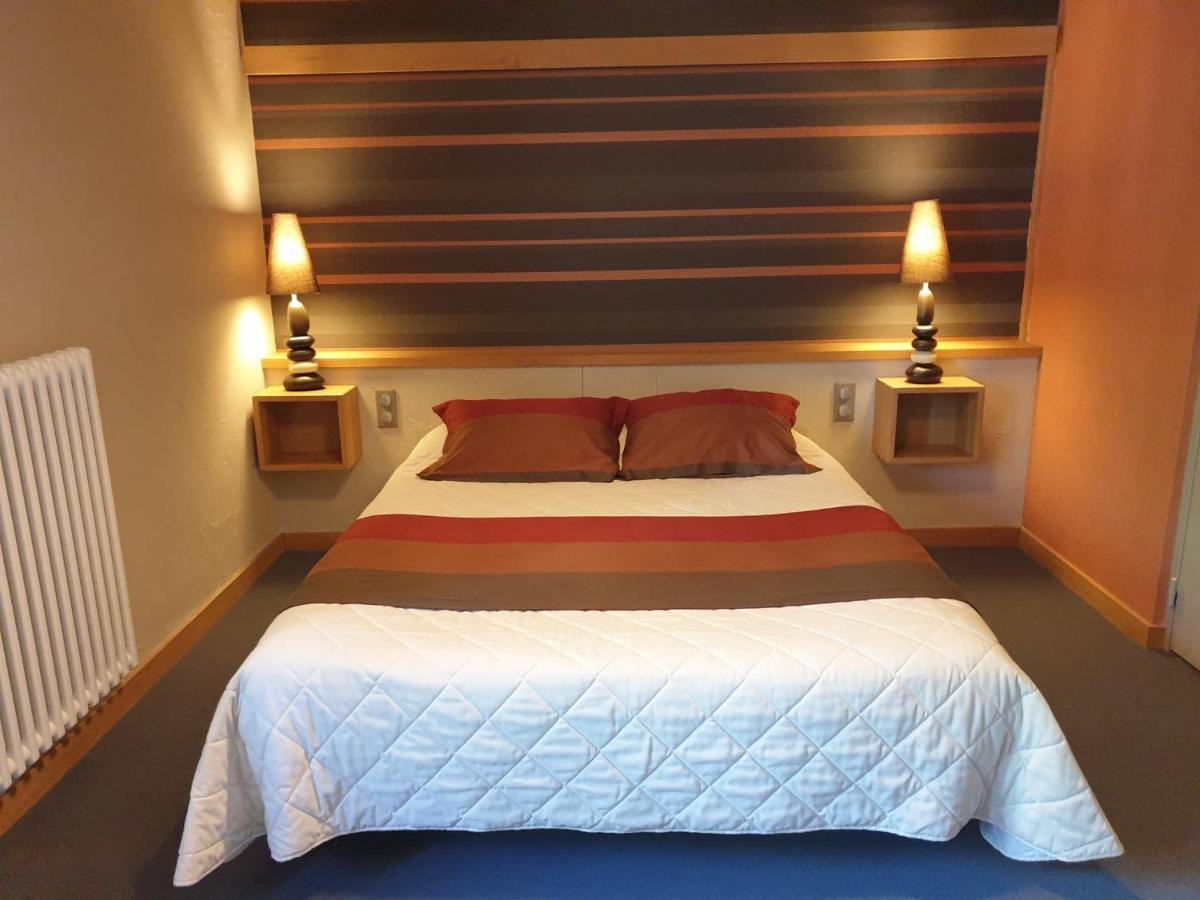 Logis Hotel Restaurant & Spa Les Remparts Salers Exterior foto