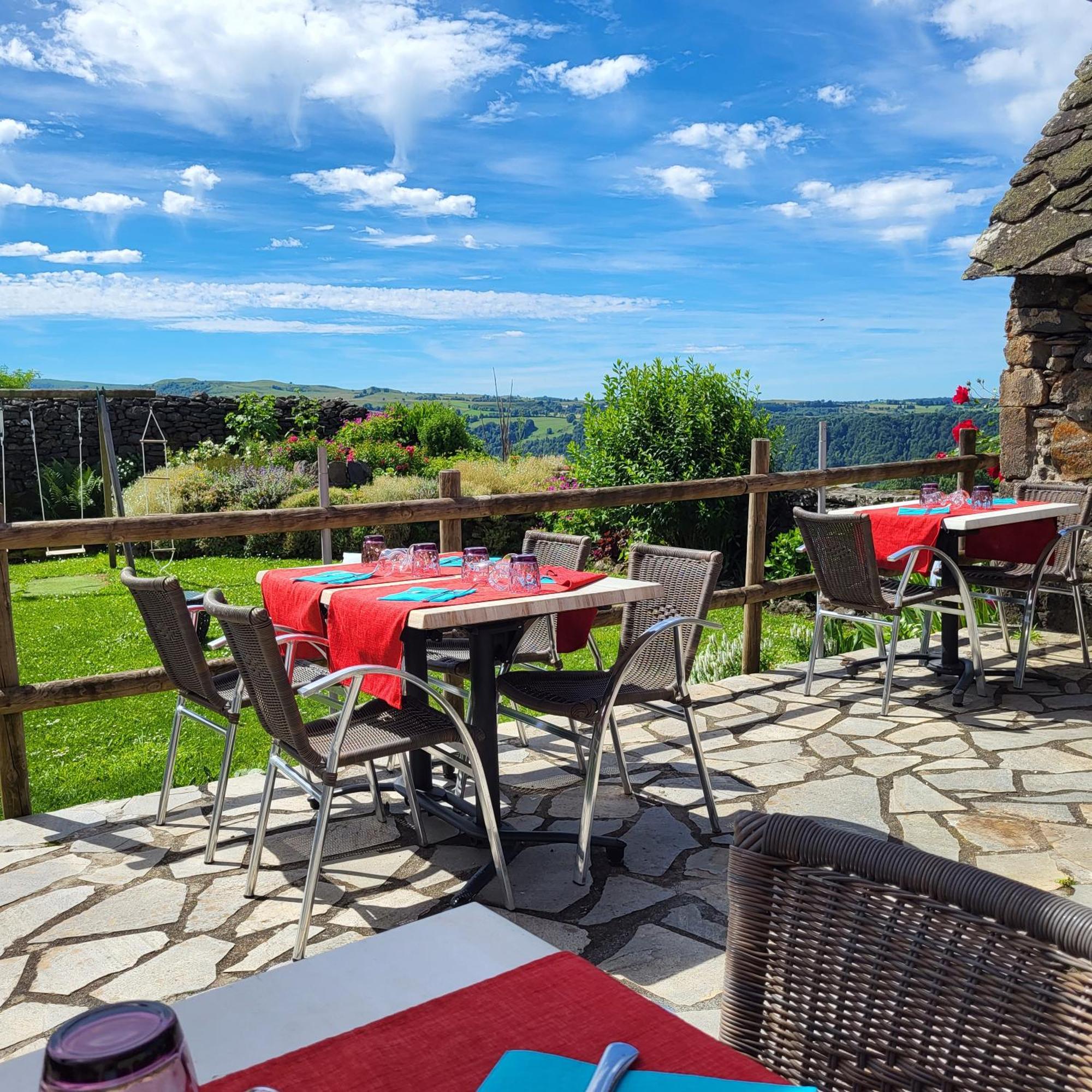 Logis Hotel Restaurant & Spa Les Remparts Salers Exterior foto