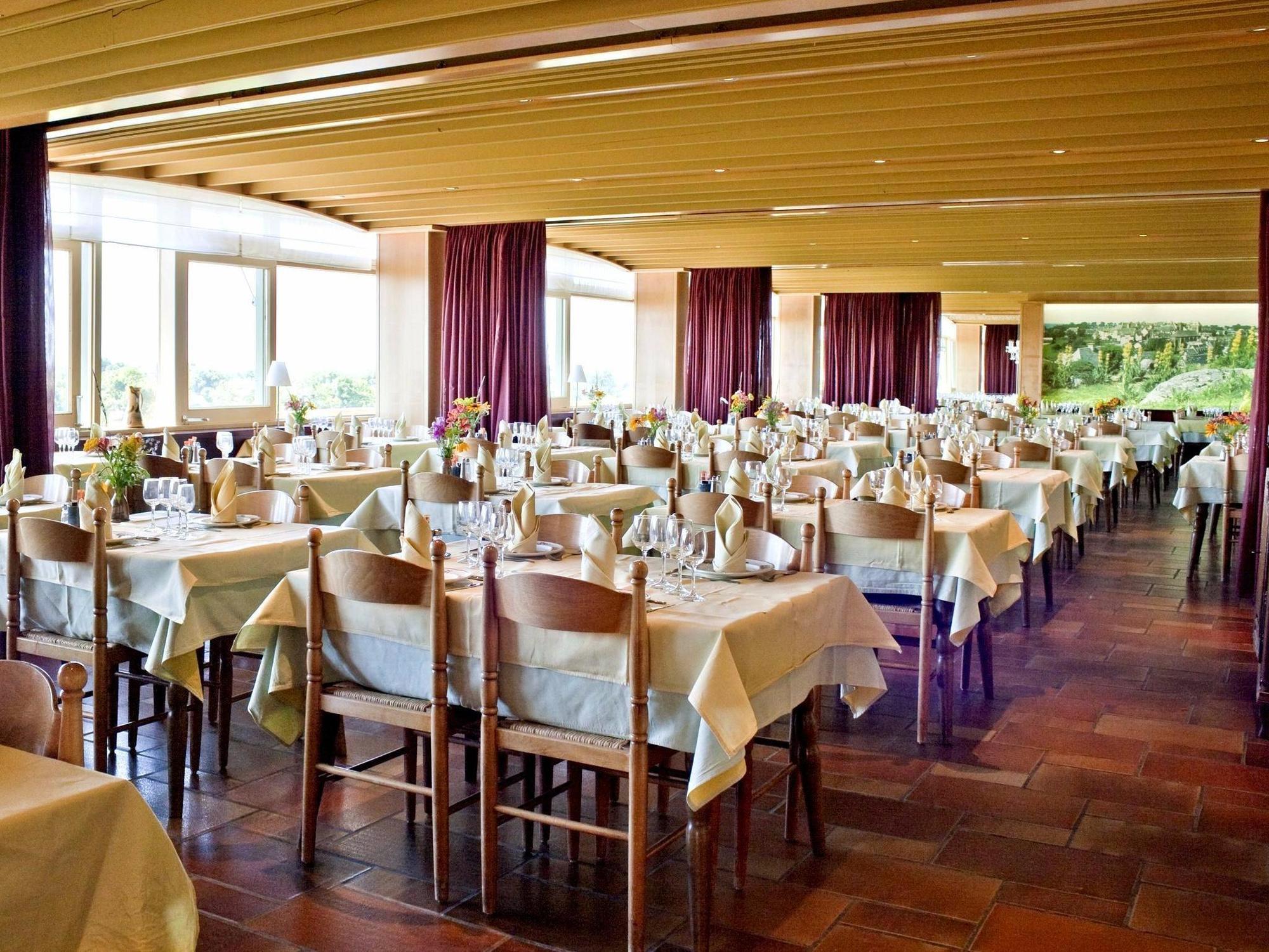 Logis Hotel Restaurant & Spa Les Remparts Salers Exterior foto
